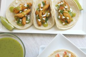 Tacos de pollo con salsa verde de aguacate
